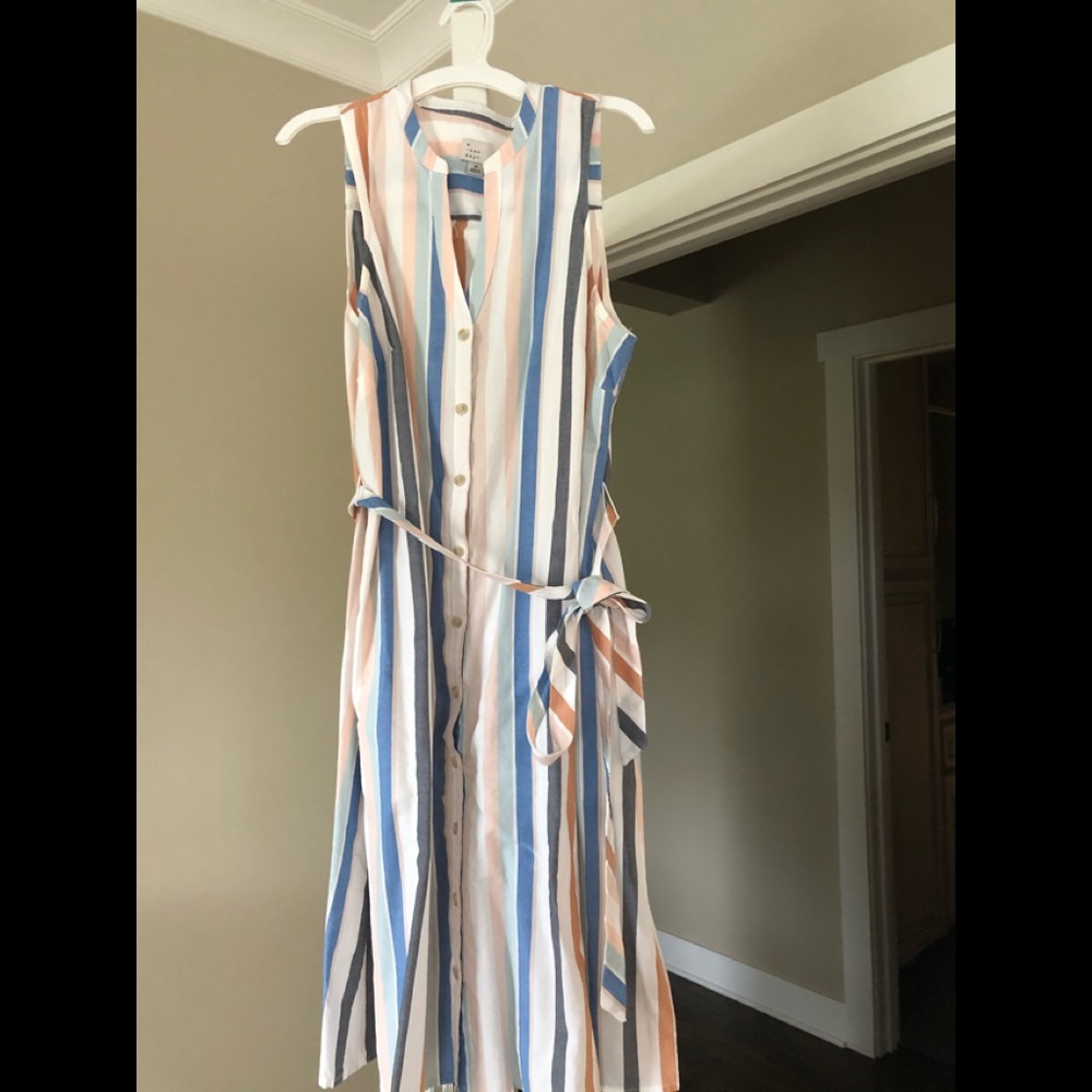 Sleeveless button down dress, size medium